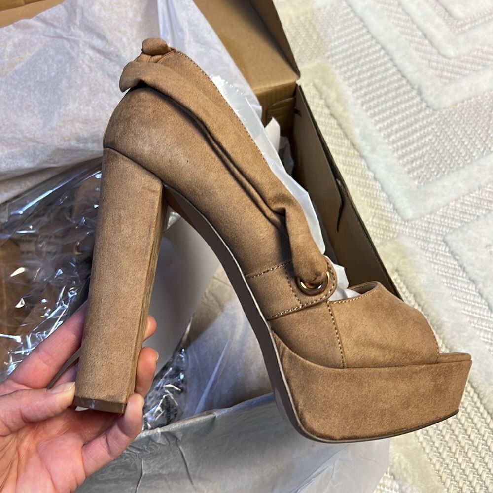 SHOEDAZZLE - Takkara Block Heel Pump in Tan